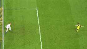 Penalti que debió repetirse en el Borussia Dortmund - FC Barcelona. Foto: Twitter (@elchiringuitotv)