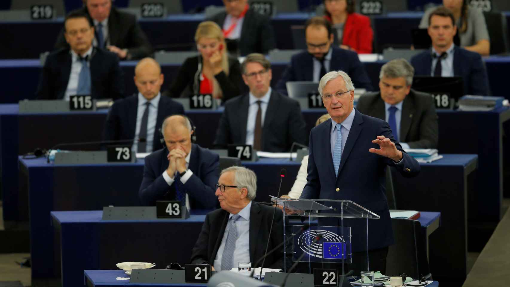 Michel Barnier y Jean-Claude Juncker, durante el debate en la Eurocámara de este miércoles
