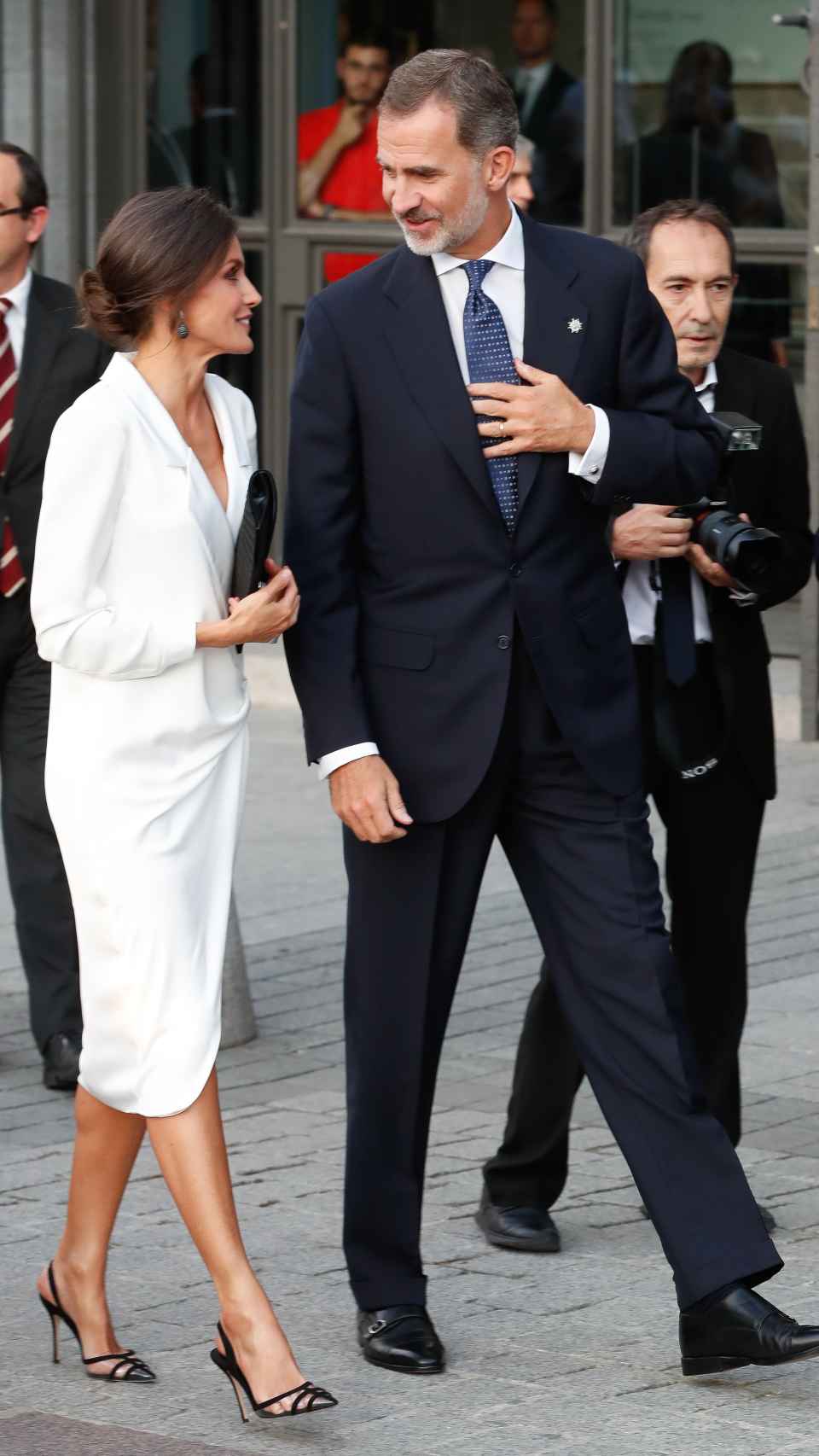 La reina Letizia con vestido blanco y zapatos de Manolo Blahnik.