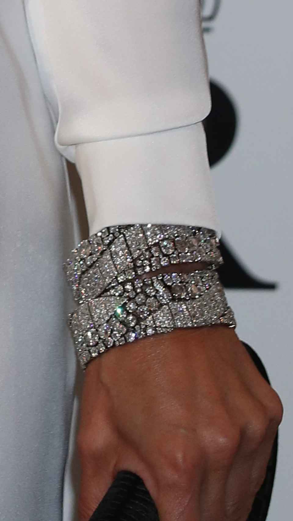 La reina Letizia con las pulseras gemelas de Cartier del joyero de pasar.