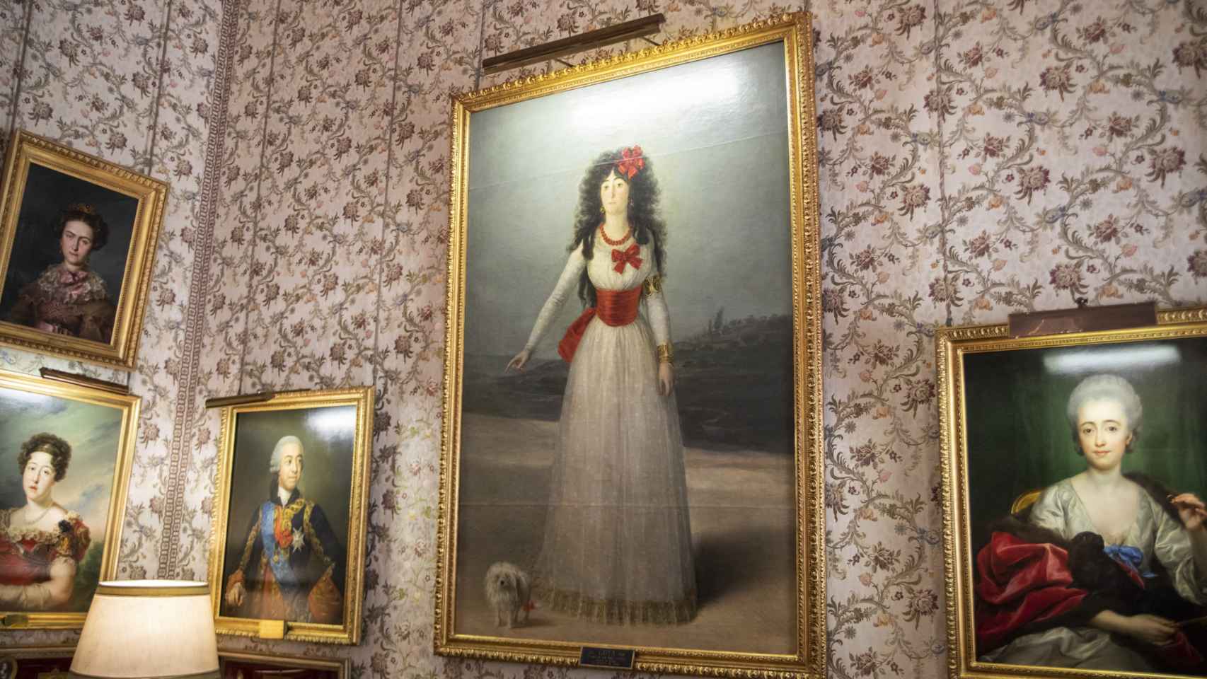Retrato de Doña María del Pilar Teresa Cayetana de Silva Álvarez de Toledo, XIII duquesa de Alba, a cargo de Goya, la obra más icónica del Palacio de Liria