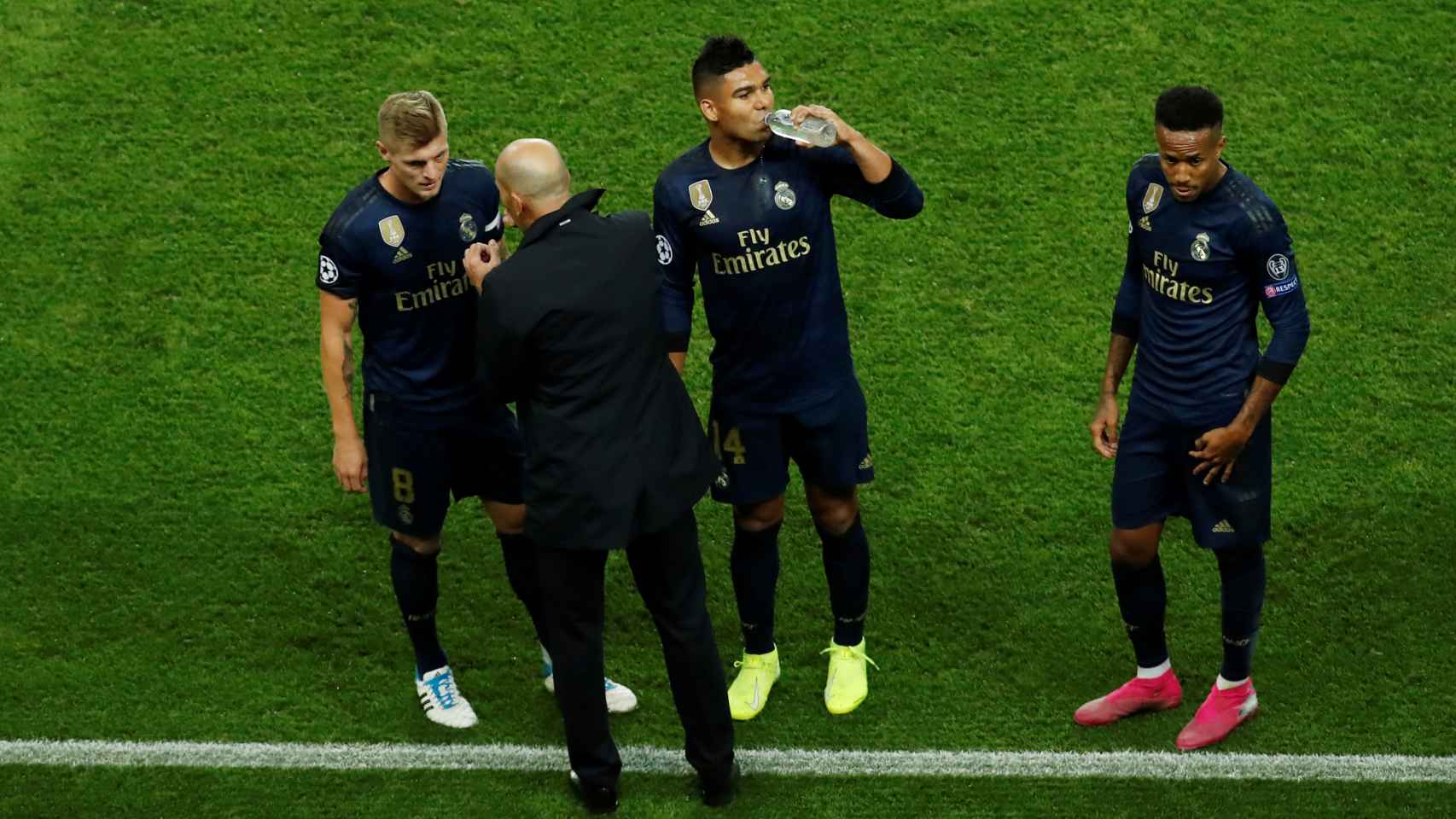 Kroos, Casemiro y Militao, en la banda, escuchan las órdenes de Zidane