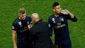 Kroos y Casemiro, en la banda, escuchan las órdenes de Zidane