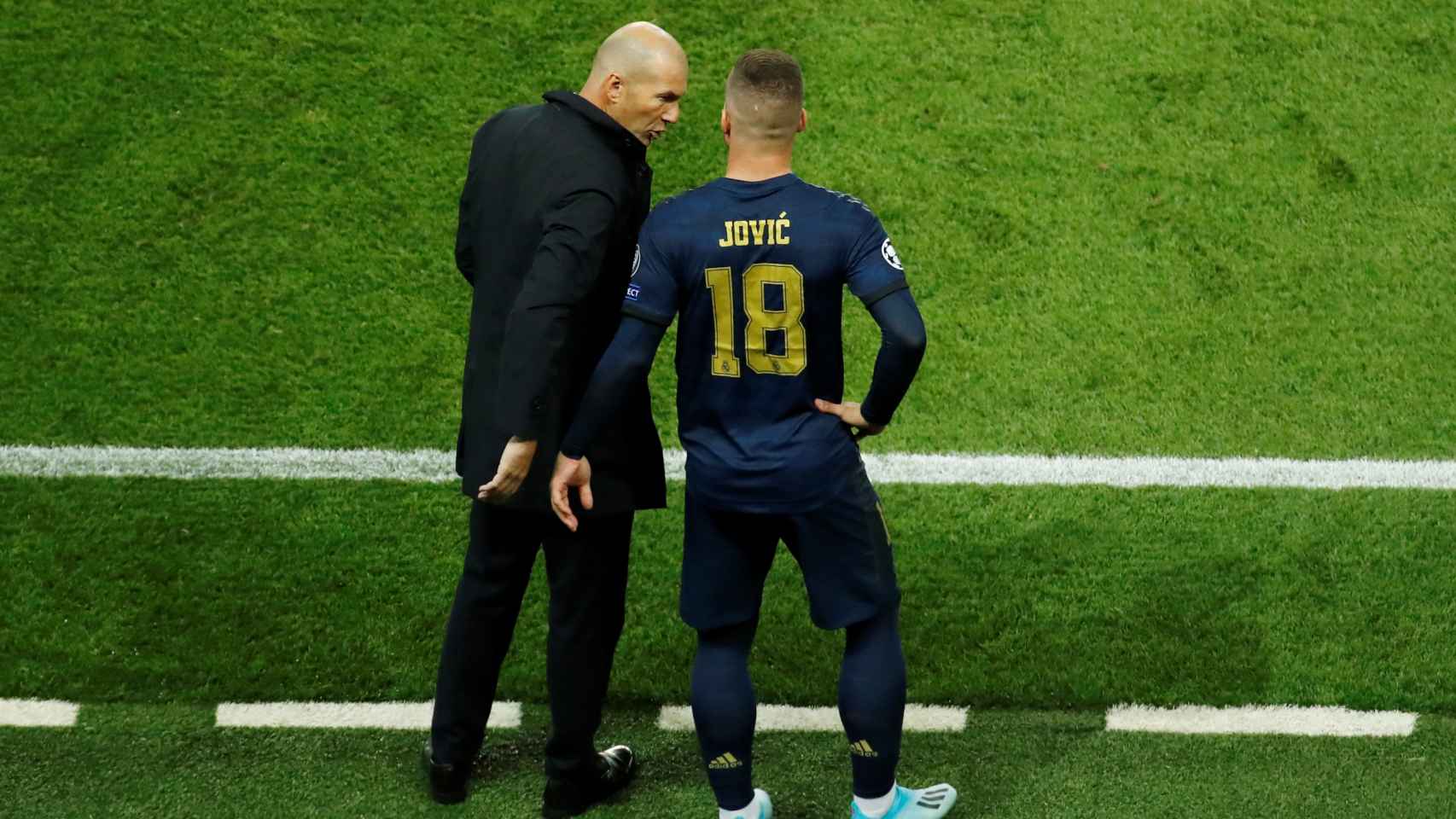 Luka Jovic escucha las órdenes de Zidane antes de saltar al campo