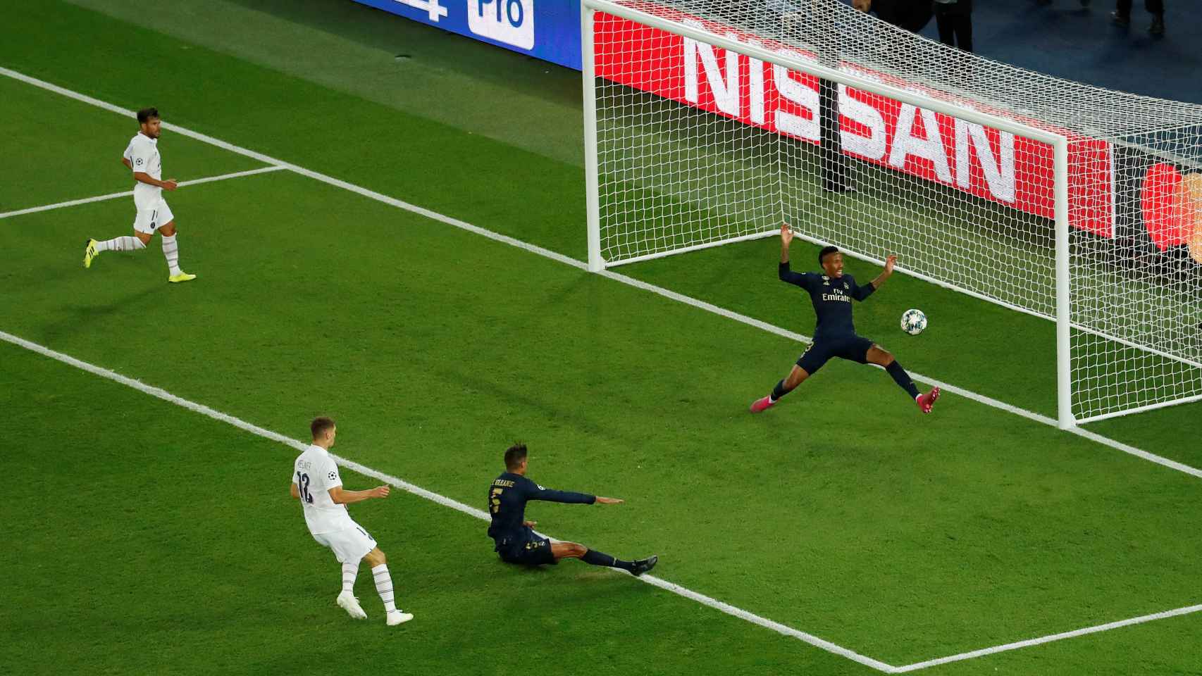 Thomas Meunier empuja adentro de la portería y marca el último gol del PSG