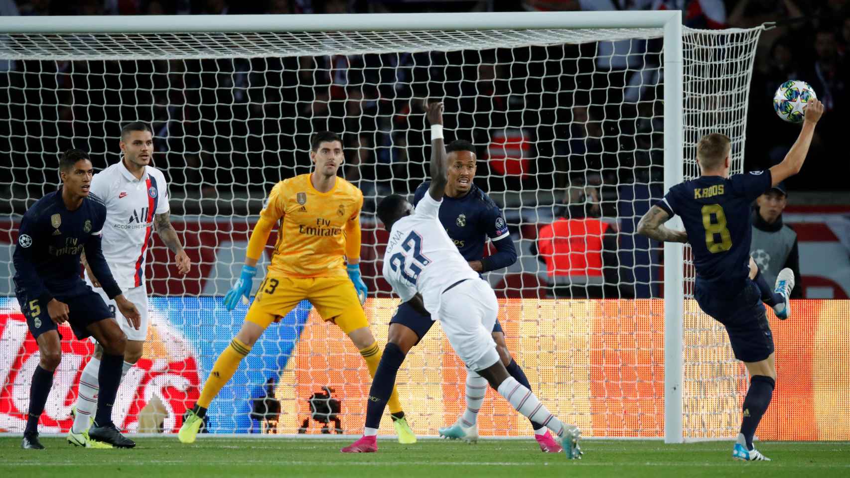 Idrissa Gueye dispara hacia la portería del Real Madrid