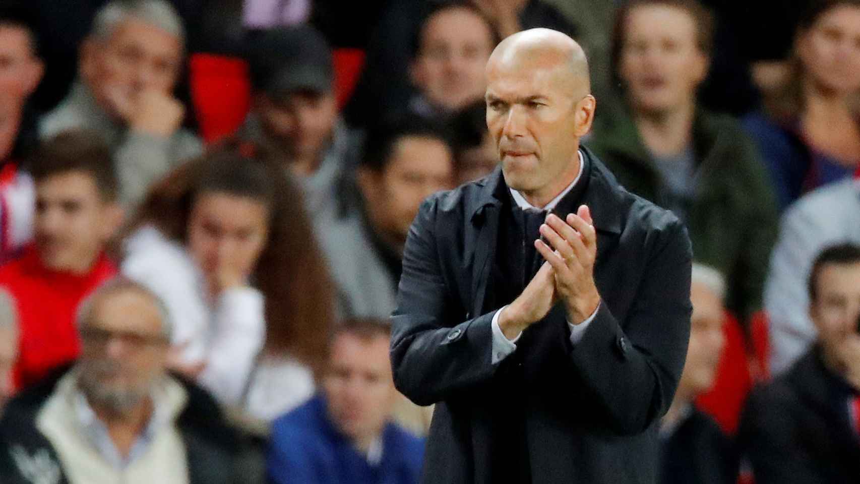 Zidane da órdenes a sus jugadores desde la banda