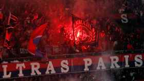 Los ultras del PSG encienden bengalas durante el partido