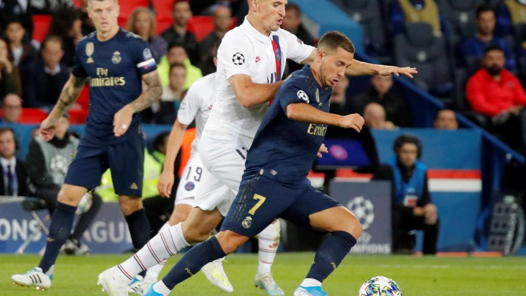 Thomas Meunier presiona a Eden Hazard