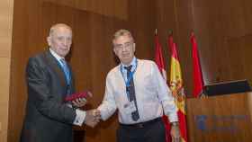 El catedrático de Química Inorgánica de la Universidad de Zaragoza, Luis Oro, recibiendo el premio.