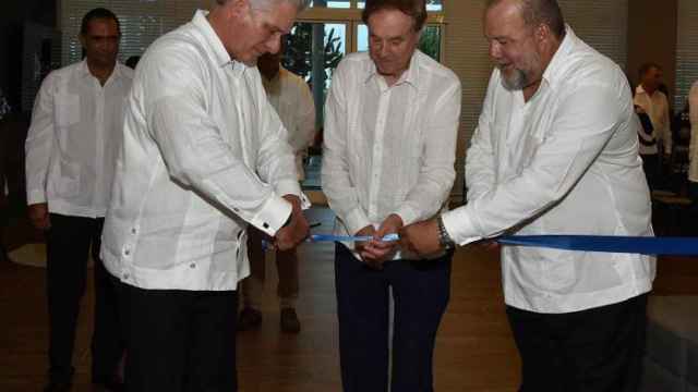 El elegido Primer Ministro de Cuba, el presidente del país y Gabriel Escarrer durante la inauguración del Hotel Meliá Internacional Varadero.