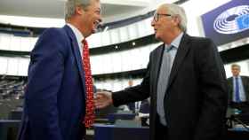 Jean-Claude Juncker saluda a Nigel Farage durante el pleno de este miércoles en la Eurocámara