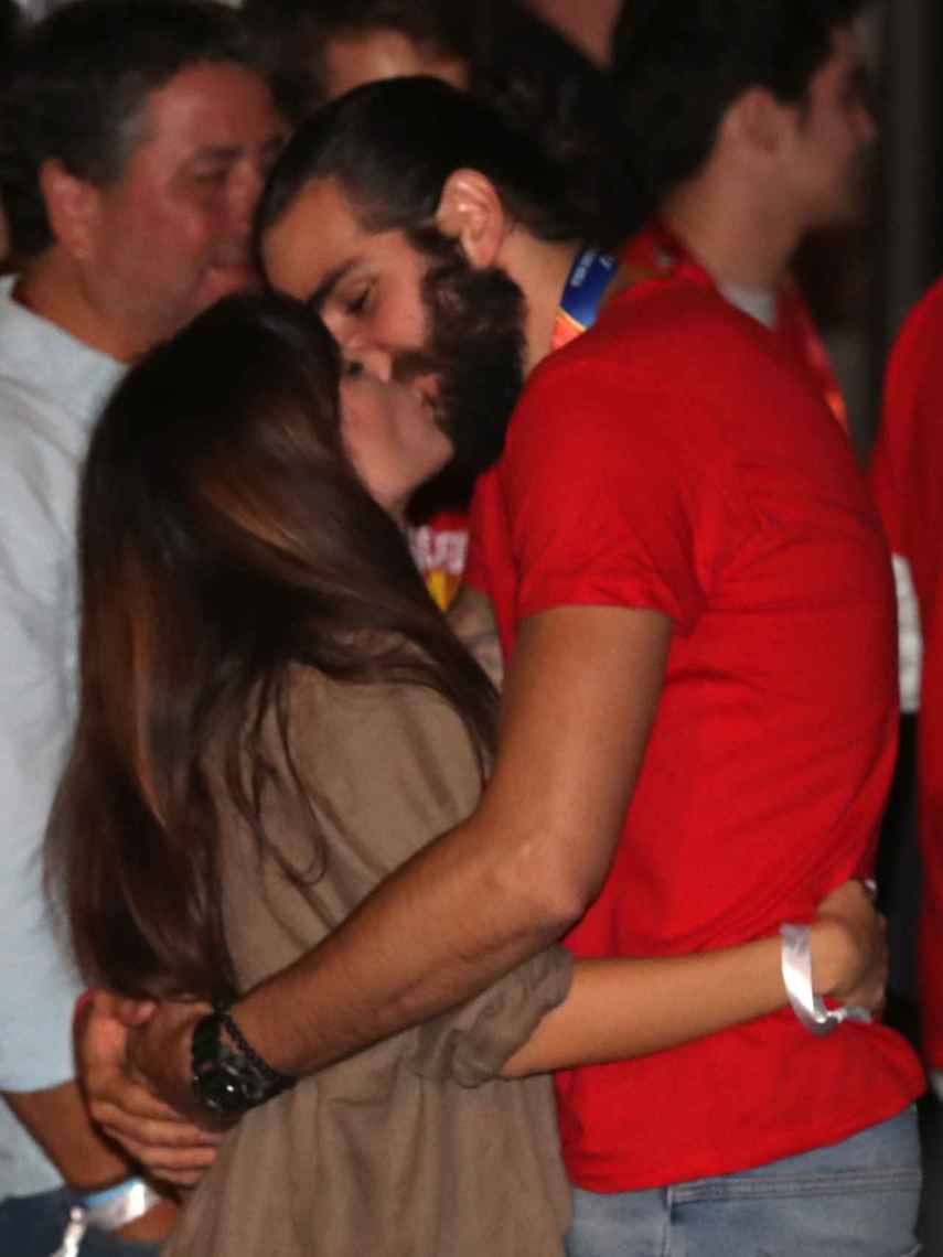 Sara y Ricky se fundieron en un apasionado beso tras proclamarse campeón.