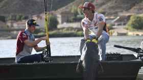 Marc y Álex Márquez 'pescan' un siluro de 55 kilos, en el pantano de Mequinenza.