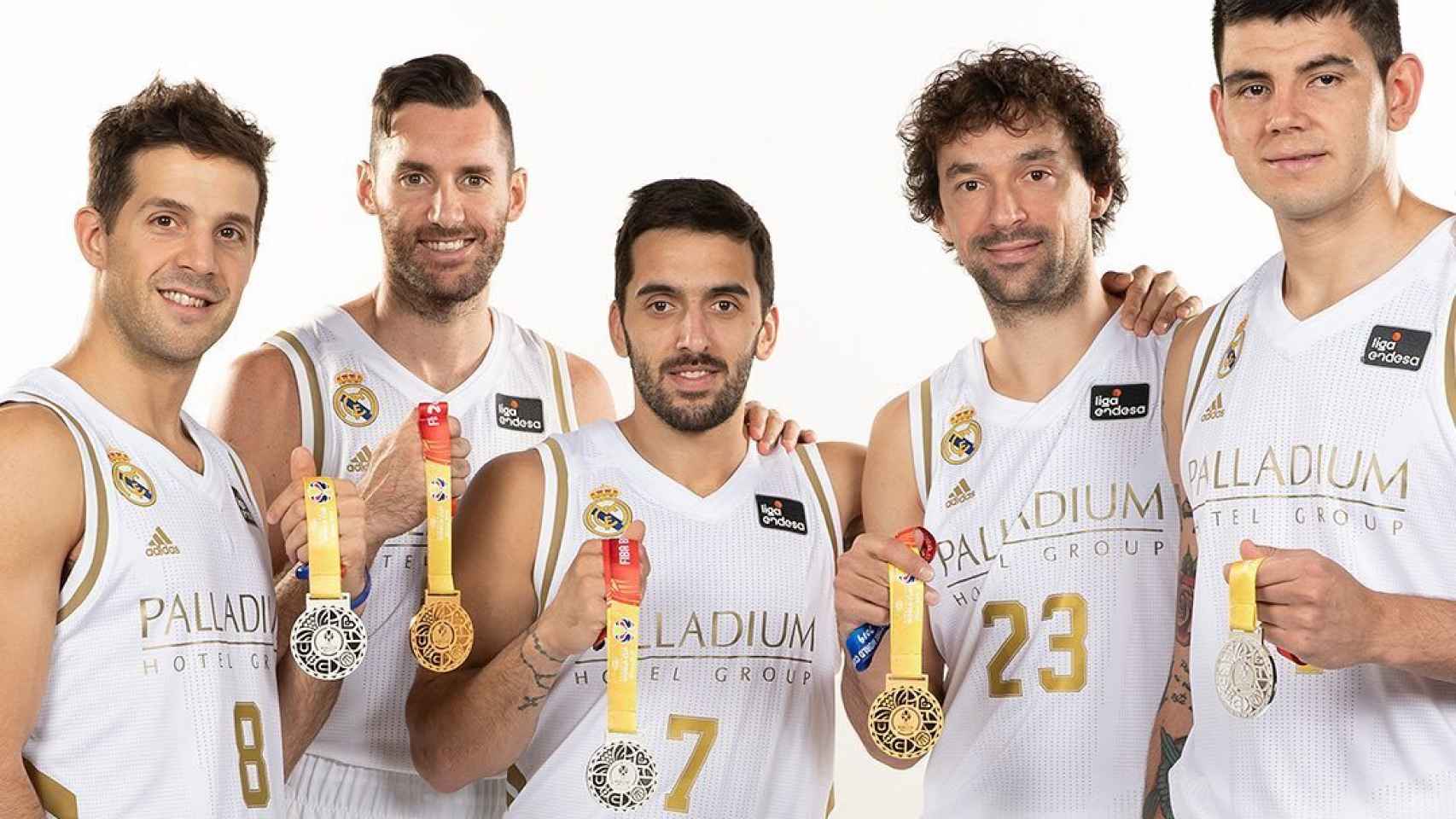 Laprovittola, Rudy, Campazzo, Llull y Deck con las medallas conseguidas en el Mundial de baloncesto