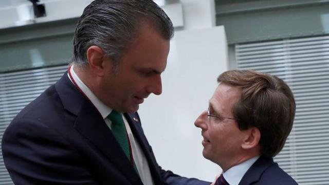 Javier Ortega Smith, portavoz de Vox en Madrid, con el alcalde de la ciudad, José Luis Martínez-Almeida.