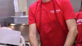 Daniel Agromayor disfruta trabajando como uno más en la cocina pese a ser director general de Five Guys.