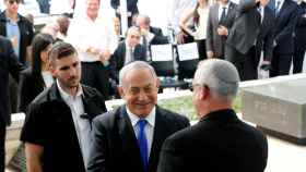 Netanyahu saluda a Gantz en una ceremonia de homenaje a Shimon Peres.