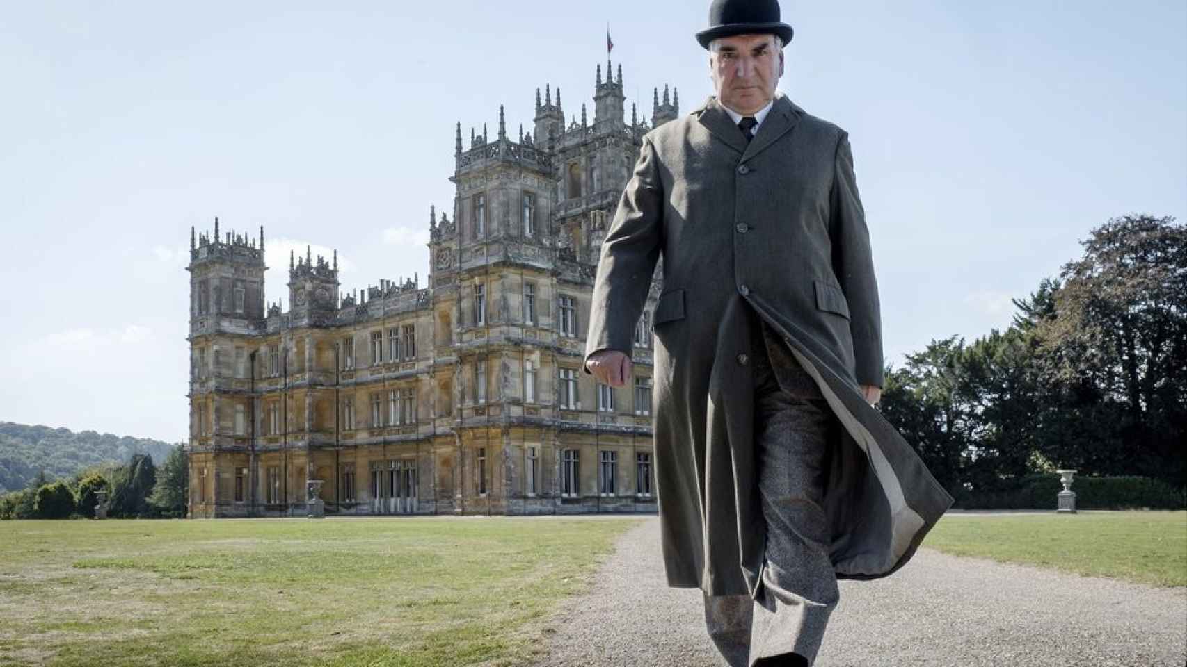 El actor Jim Carter, delante del castillo de Downton Abbey.