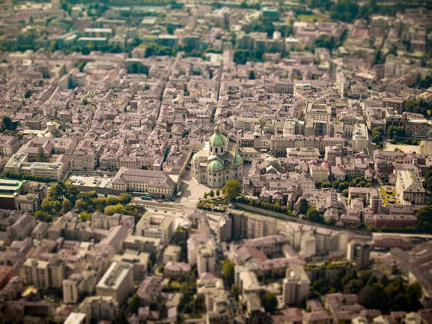Vista aérea de la ciudad de Como con la imponente Catedral en el centro de la imagen.