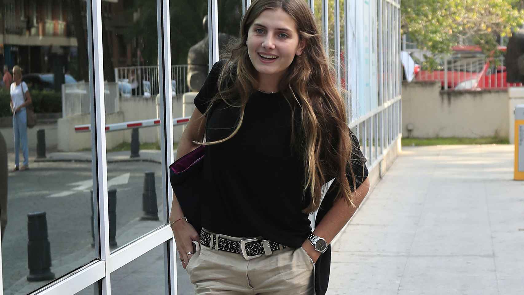 Amina Martínez de Irujo ha querido visitar a su padre en la Clínica Luz de Madrid.