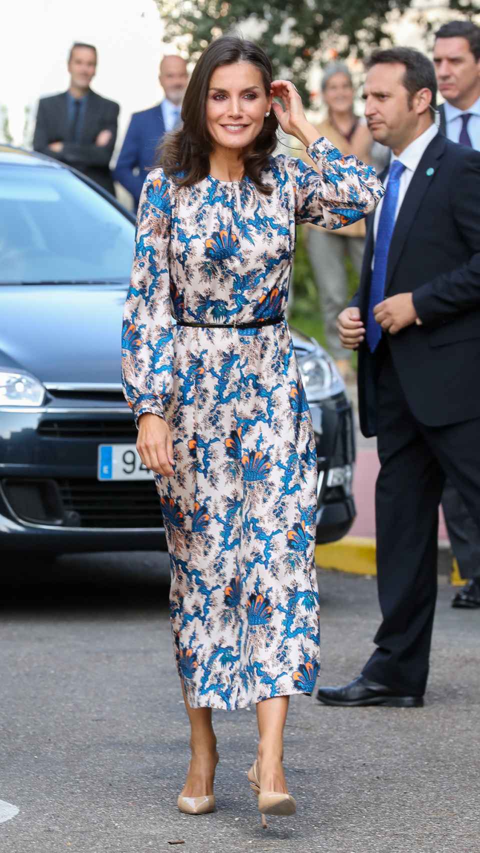 La reina Letizia con vestido de Sandro Paris en Burgos.