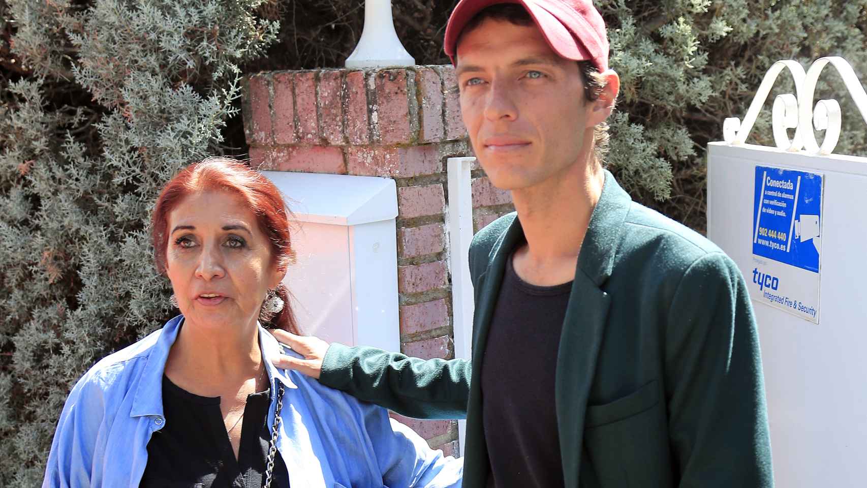 'Camilín' y su madre, Lourdes Ornelas, a las puertas de la casa del cantante.