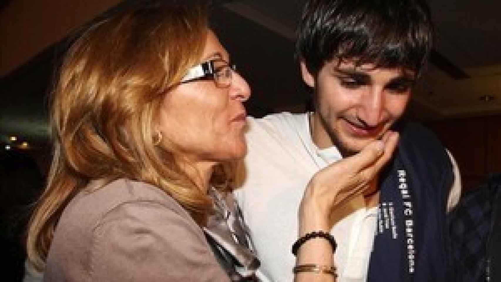 Tona Vives, en sus inicios, busca la mejilla de su hijo para darle un beso.
