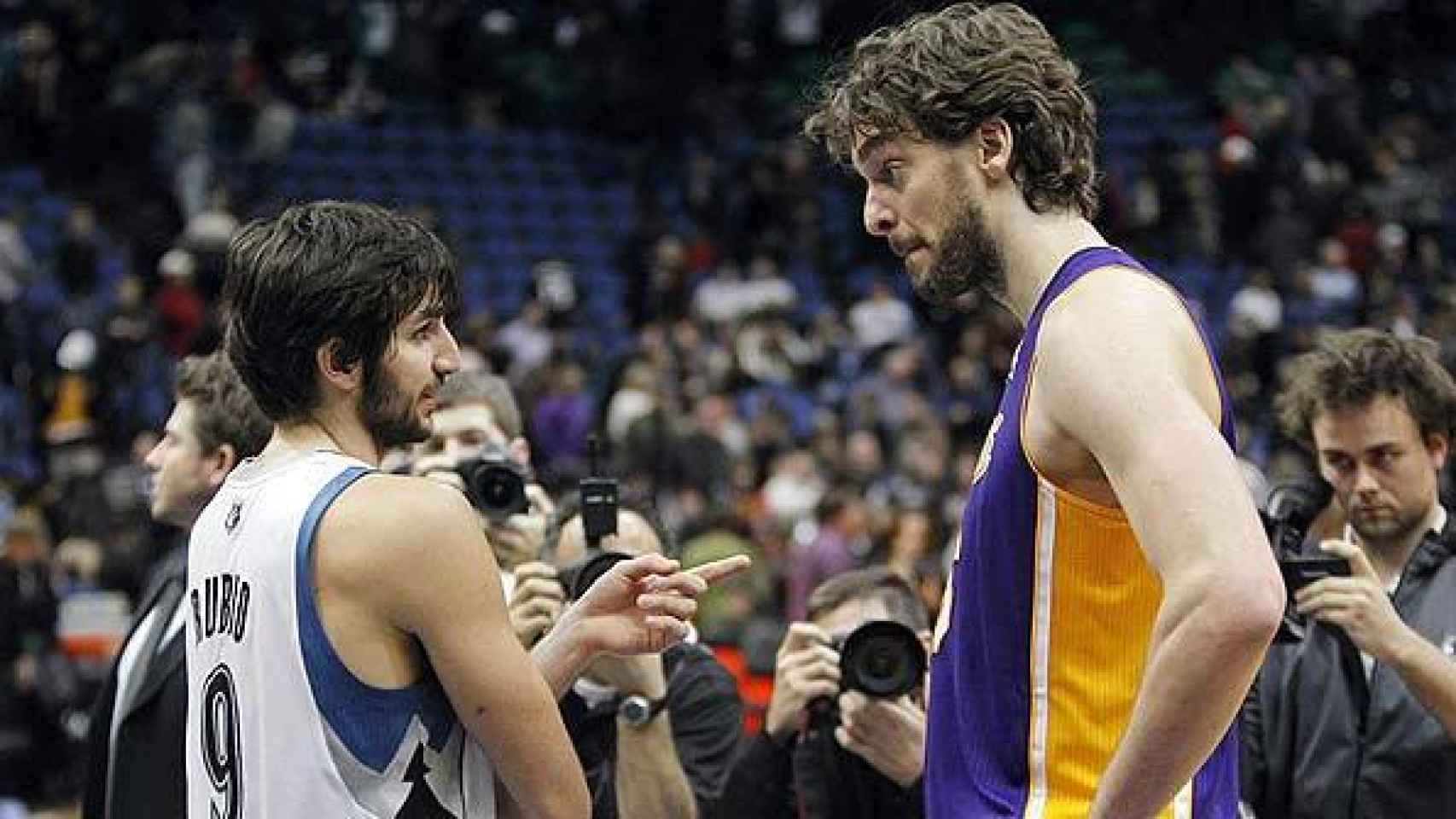 Su primer equipo en la NBA son los Minesota Timberwolves. En la imagen, habla con Pau Gasol, jugador por entonces de los Lakers.