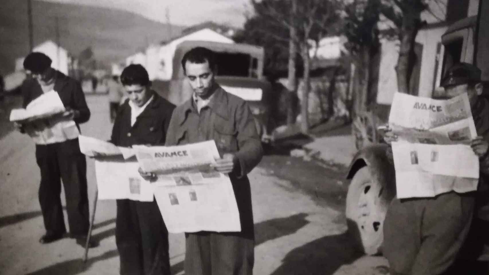 Milicianos del frente de Lugones (Asturias) leen el primer número del Avance, después de que Javier Bueno consiguiera volver a publicar el periódico en Gijón.