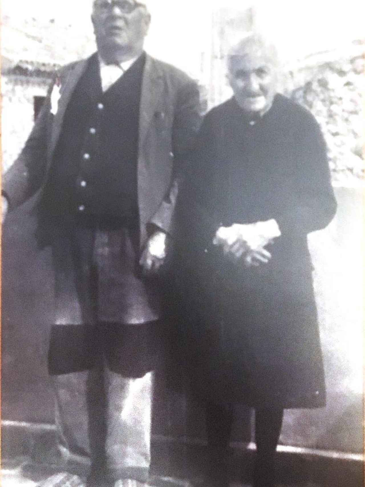 Paco 'El Chengo', abuelo y fundador de la empresa familiar Los Chengos, junto a su mujer.