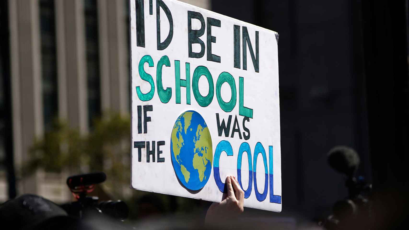 Una pancarta: Estaría en clase si el planeta estuviera bien