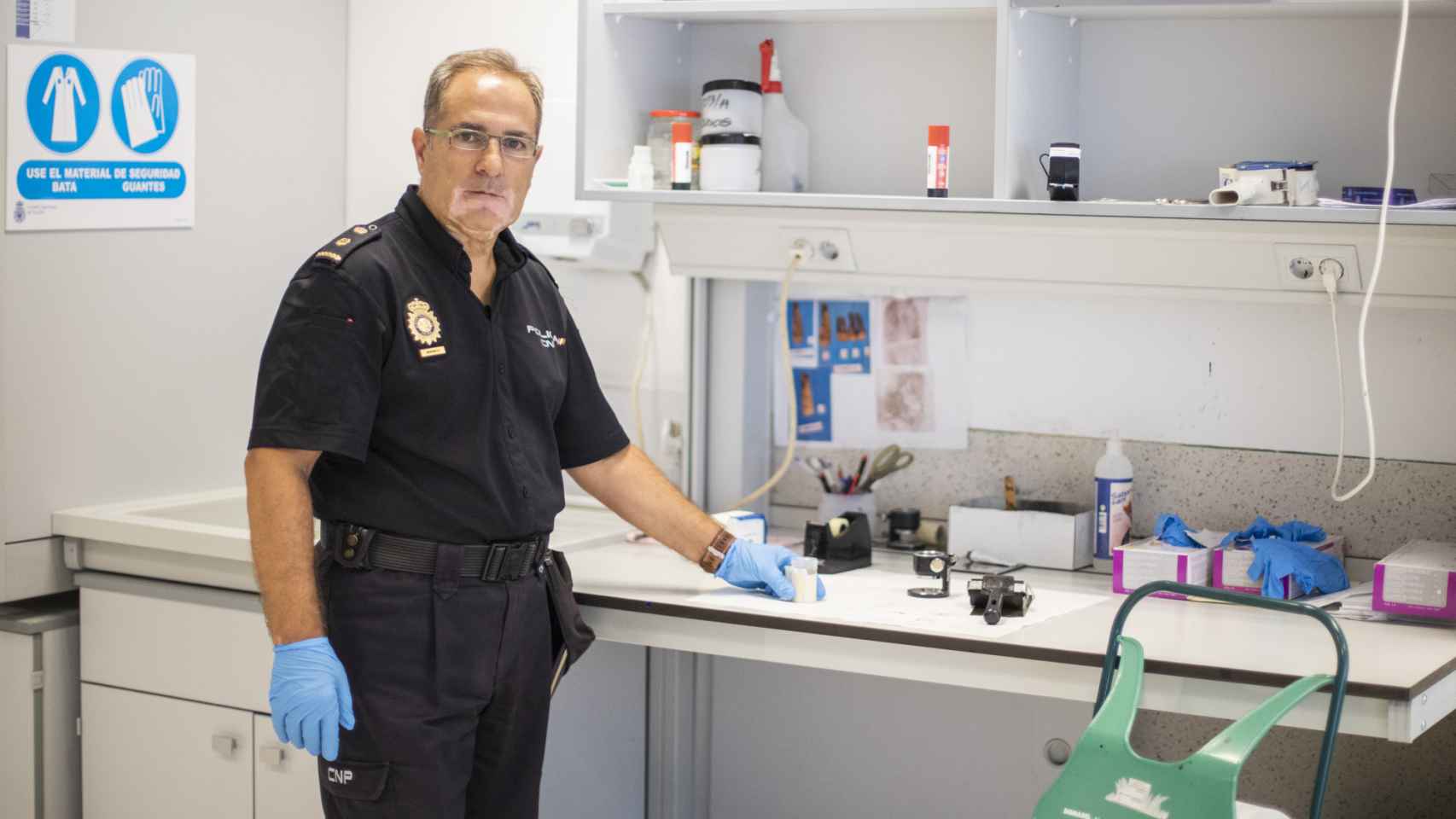 El inspector jefe Juan Bastos en el laboratorio de la Comisaría General de la Policía Científica .