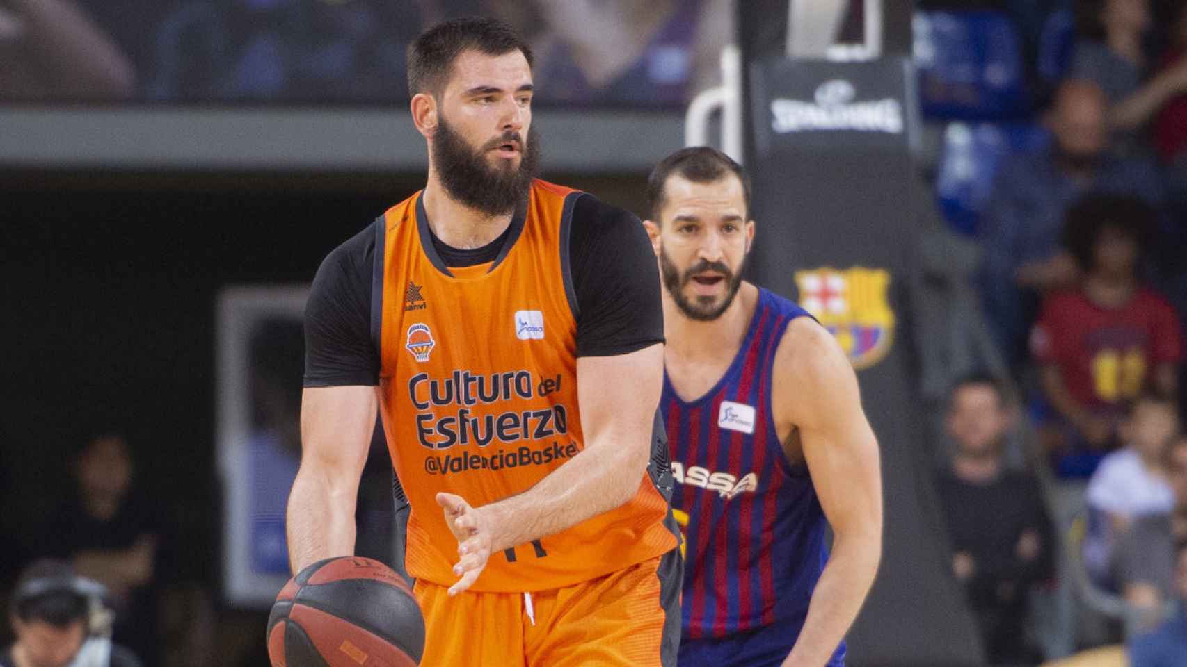 Dubljevic (Valencia Basket) y Pau Ribas (Barcelona) durante un partido de la Liga Endesa
