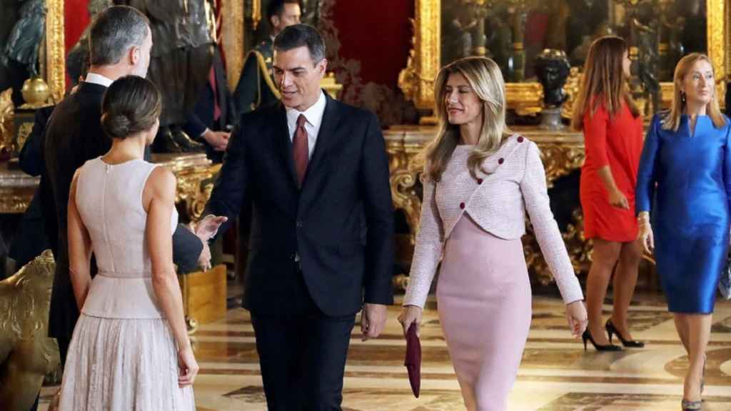 Sánchez y su mujer, Begoña Gómez, saludan a los Reyes durante la recepción del Día de la Fiesta Nacional de 2018.