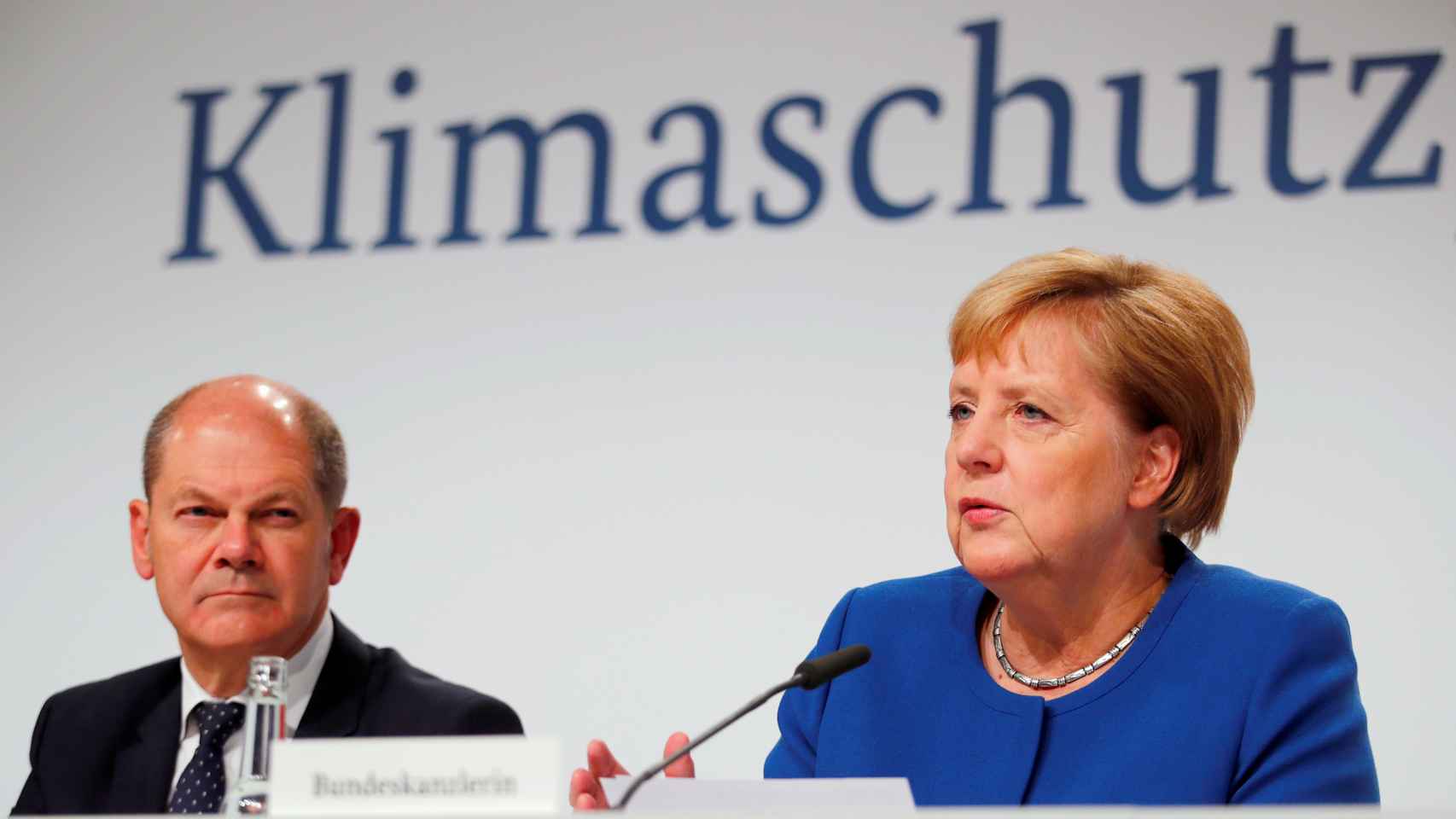 La canciller Angela Merkel y su ministro de Finanzas, Olaf Scholz, en rueda de prensa.