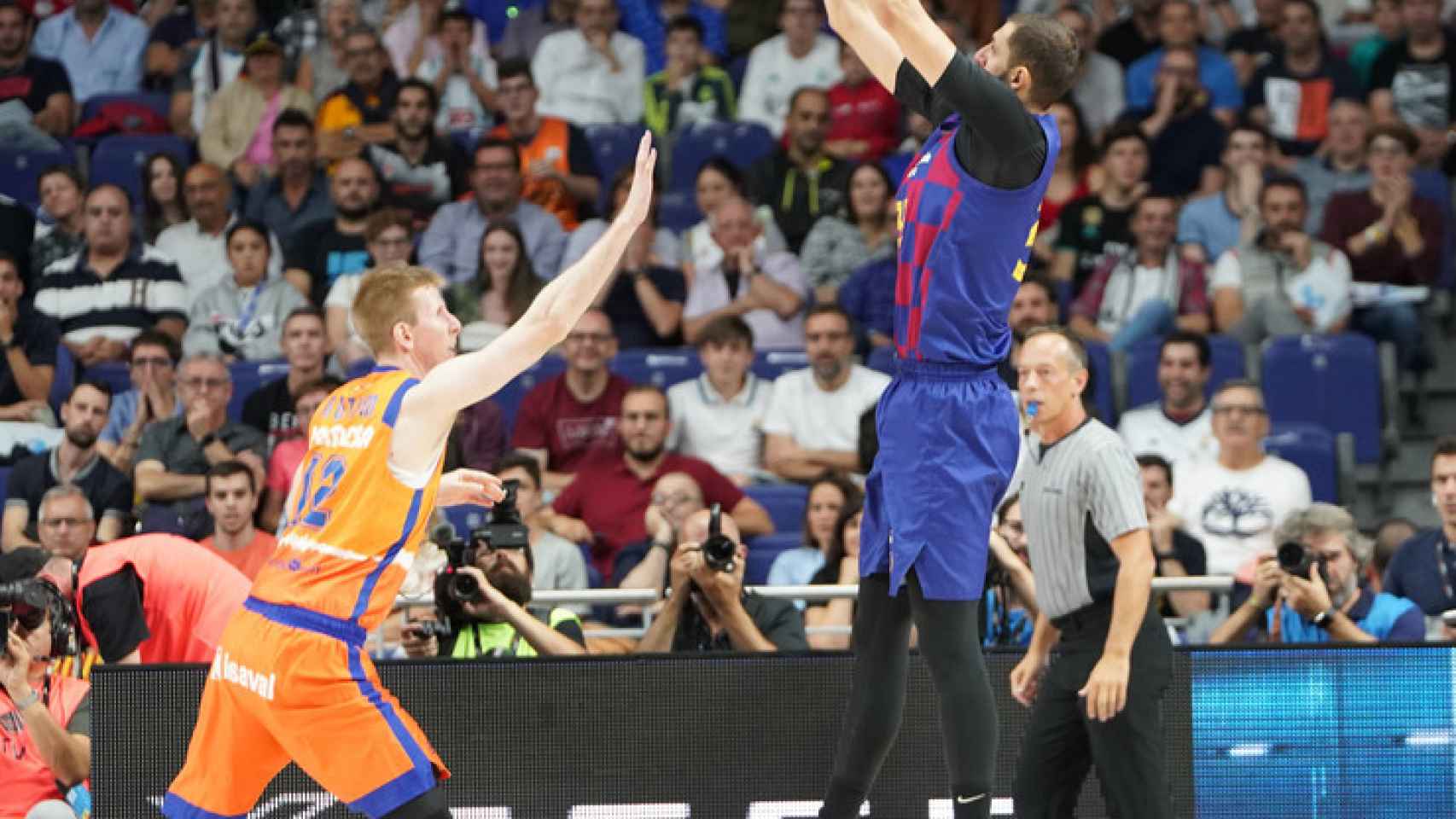 Nikola Mirotic tira a canasta durante el partido contra Valencia Basket
