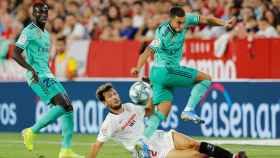 Hazard ante el 'Mudo Vázquez, en el Sevilla - Real Madrid de La Liga