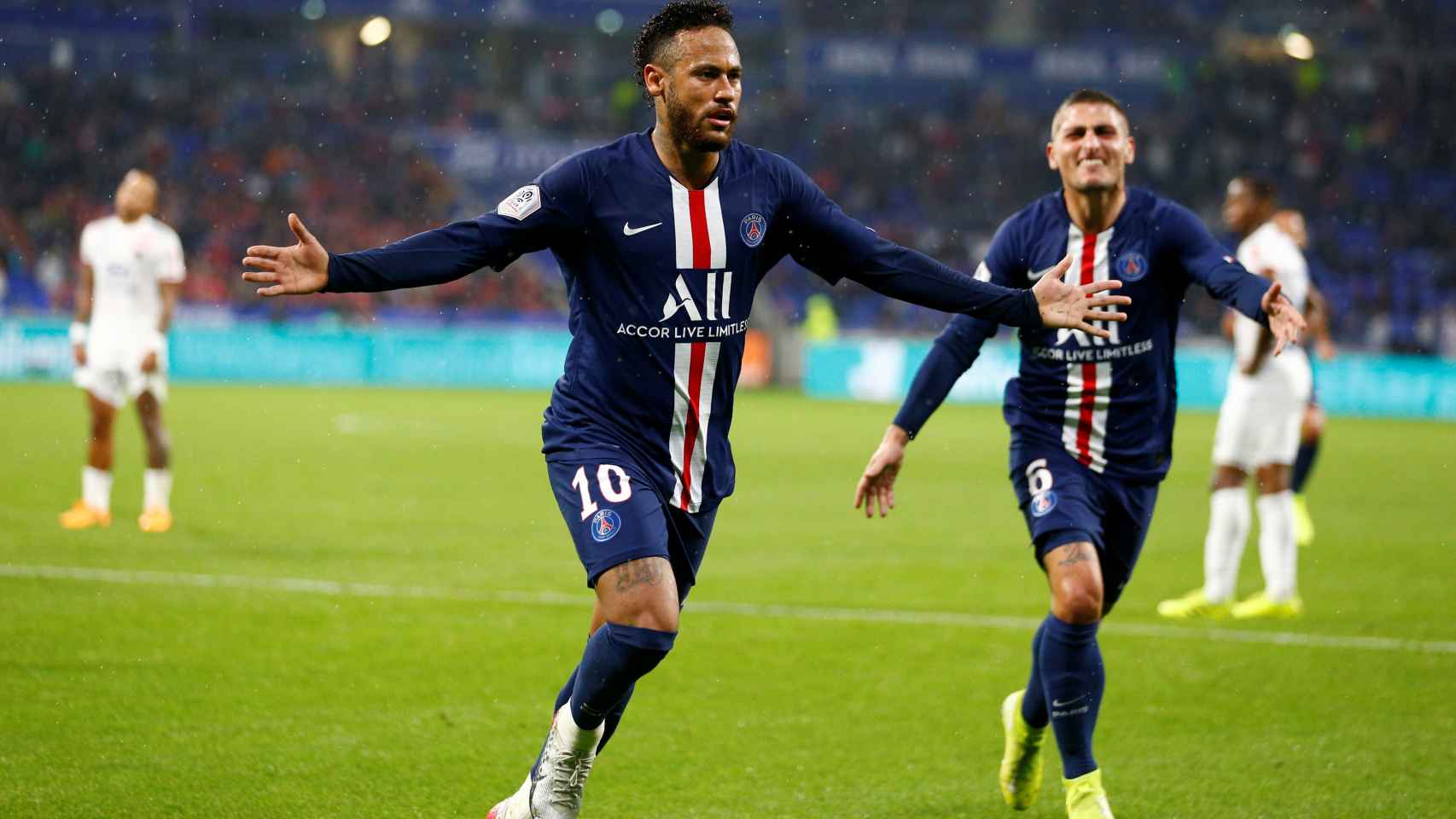 Neymar celebra su tanto en el Lyon - PSG