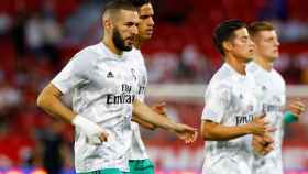 Los jugadores del Real Madrid calientan en Sevilla