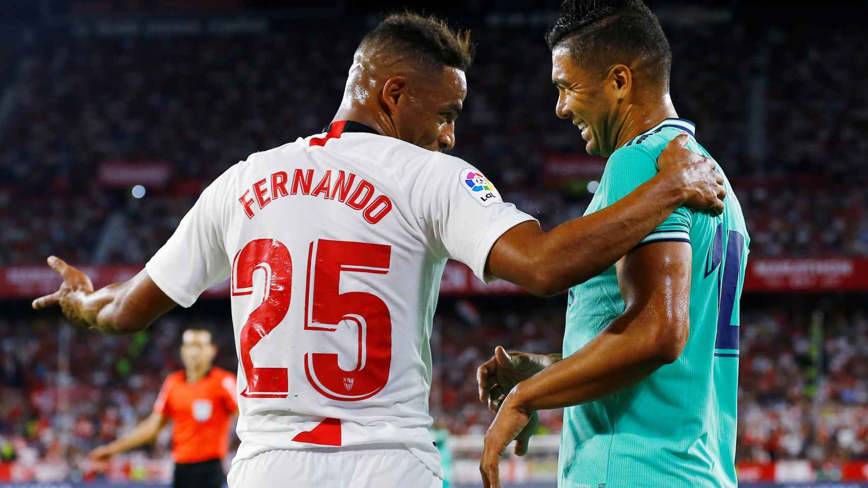Casemiro habla con Fernando, en el Sevilla - Real Madrid