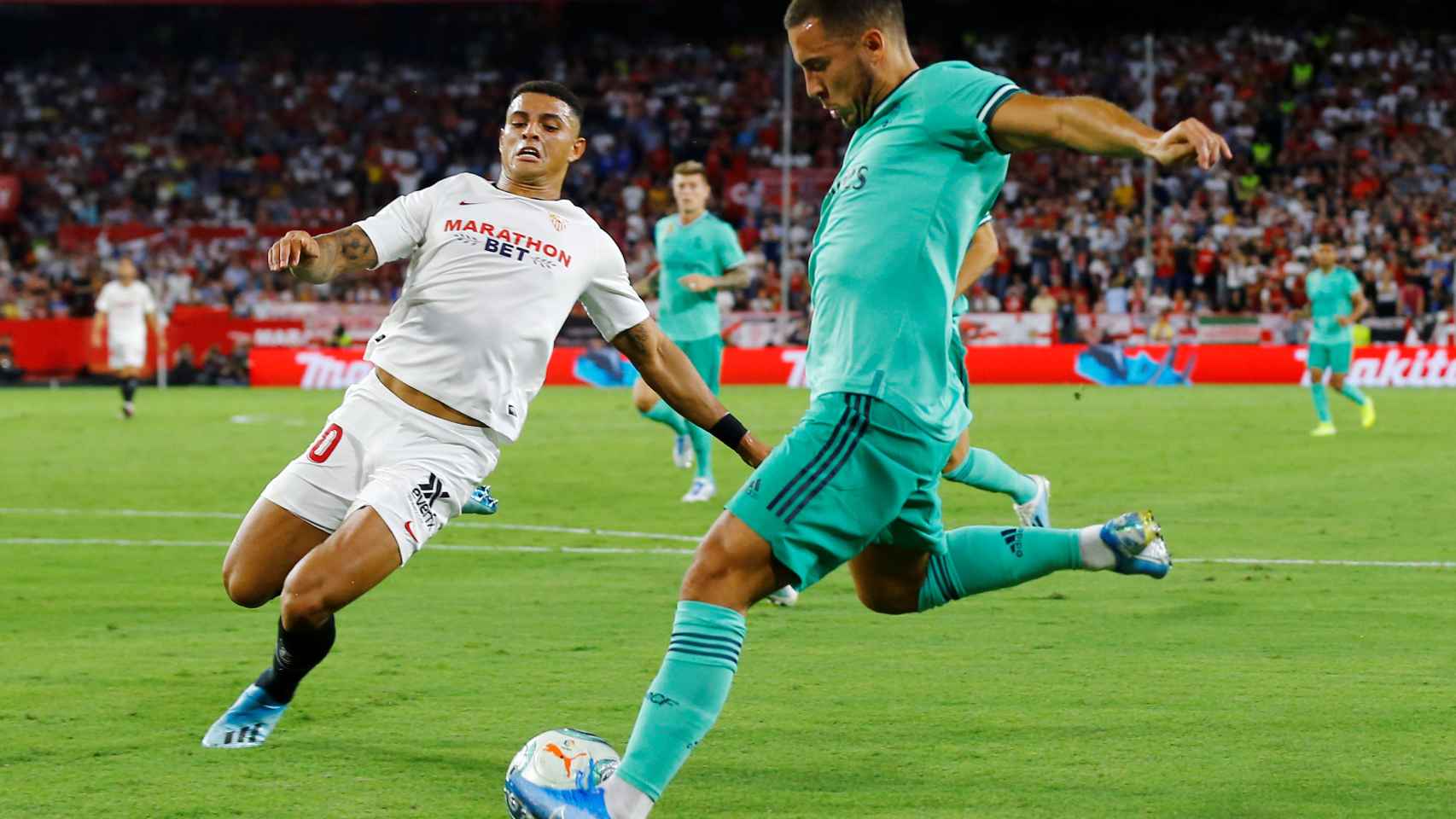 Diego Carlos persigue a Hazard, en el Sevilla - Real Madrid