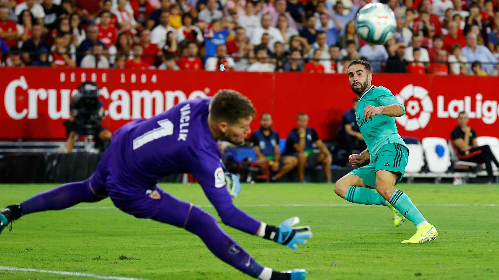 Vaclik detiene el tiro de Dani Carvajal, en el Sevilla - Real Madrid