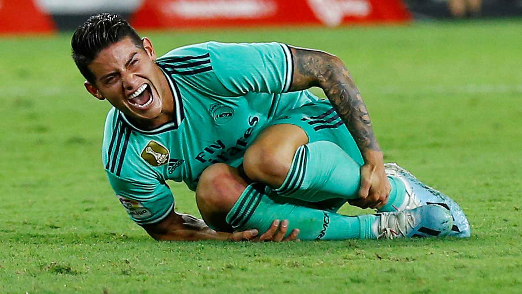 James Rodríguez, de verde, se duele tras una entrada en el Sevilla - Real Madrid