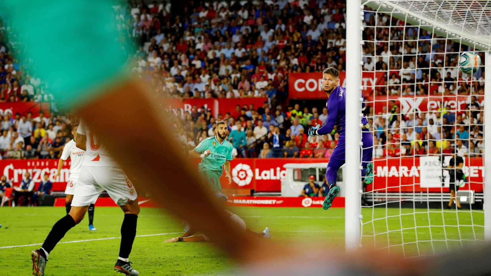 Benzema bate a Vaclik para hacer el primero en el Sevilla - Real Madrid