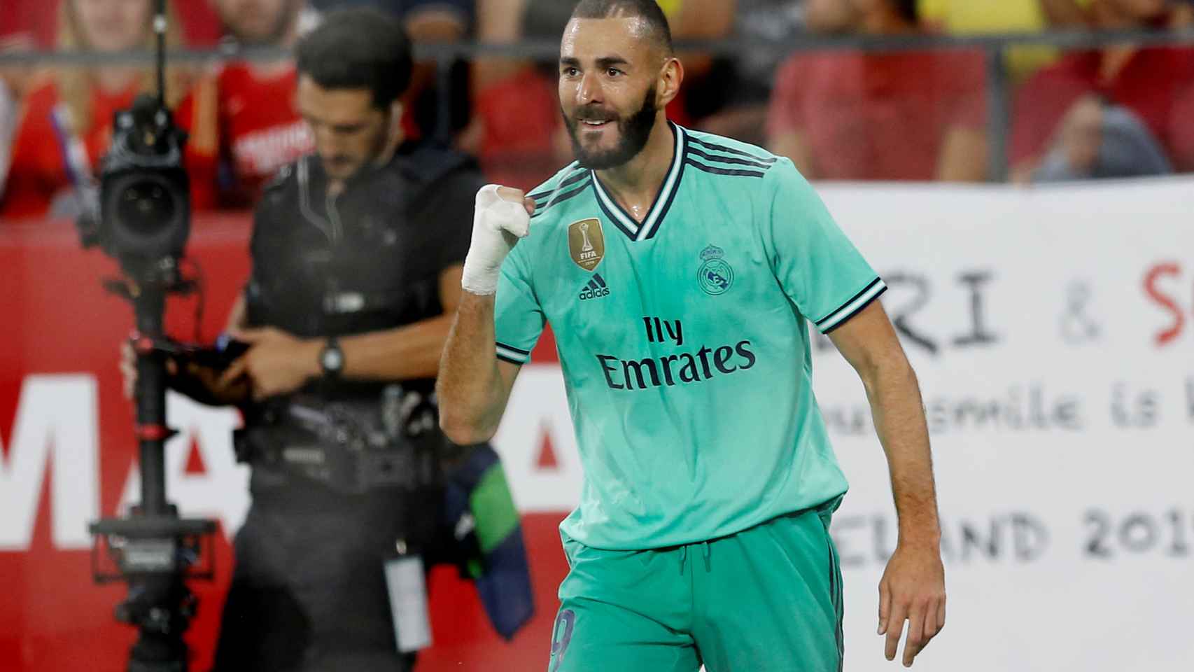 Karim Benzema celebra el gol del Real Madrid ante el Sevilla