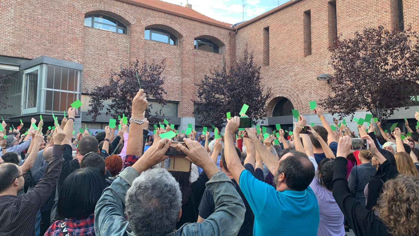 Los militantes de Más Madrid votan con cartulinas que Íñigo Errejón sea candidato al 10-N en el Centro Cultural Galileo.