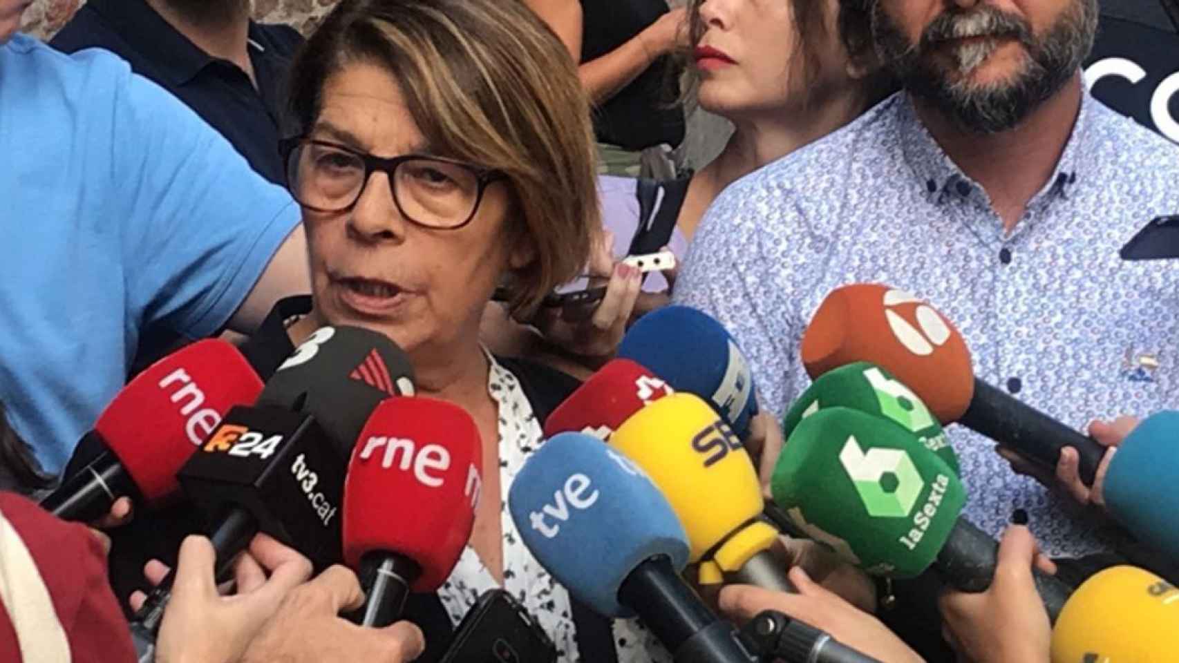 Inés Sabanés atiende a la prensa a la salida de la asamblea de Más Madrid.
