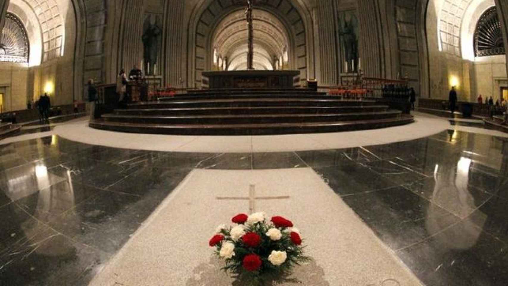 Tumba de Franco en el altar de la basílica del Valle de los Caídos./