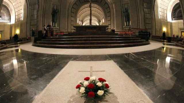 Tumba de Franco en el altar de la basílica del Valle de los Caídos./